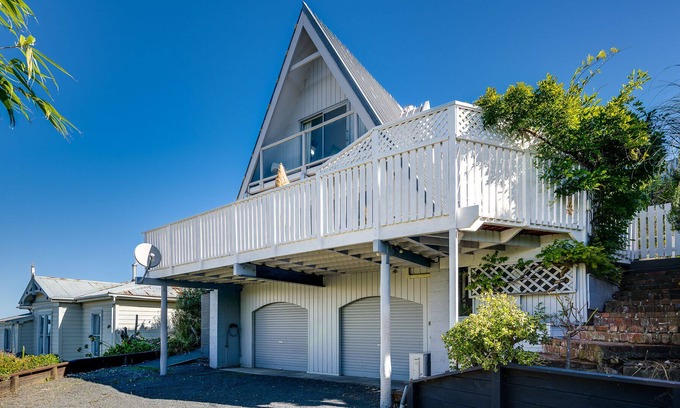 Bluff Hill Casa | BLUFF HILL HEIGHTS – NAPIER HOLIDAY HOME, pet friendly in Napier