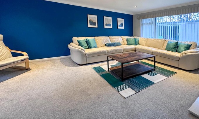 Blunsdon Apartamento | BLUNSDON LODGE - Spacious Bungalow, High Speed Wi-Fi, Free Private Parking, Garden