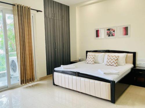 DLF City Apartamento | BluO 1BHK - DLF CyberCity, MG Road - Balcony, Lift