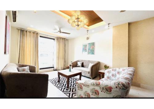 Defence Colony Apartamento | BluO 3BHK - Defence Colony - Balcony, Lift