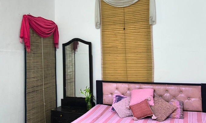 New Delhi Apartamento | Blush boho apartment : 1 bedroom 1 living room with bolconies