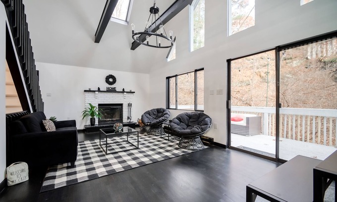 East Stroudsburg Cabina | BLVCK Cabin II w/ Hot Tub in the Mountains near Bushkill Fall