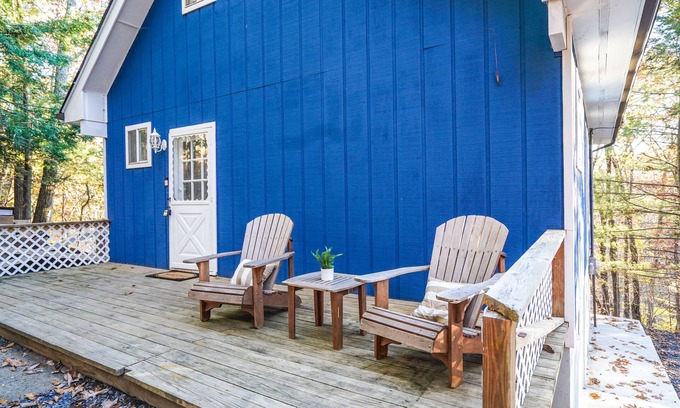 East Stroudsburg Cabina | BLVE Cabin w/ Hot Tub in Mountains Near Bushkill Falls VIEWS