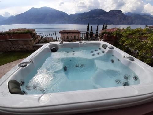 Magugnago Casa | BMP APARTMENT DELUXE 2 JACUZZI RISCALDATA PRIVATA vista Lago di Garda