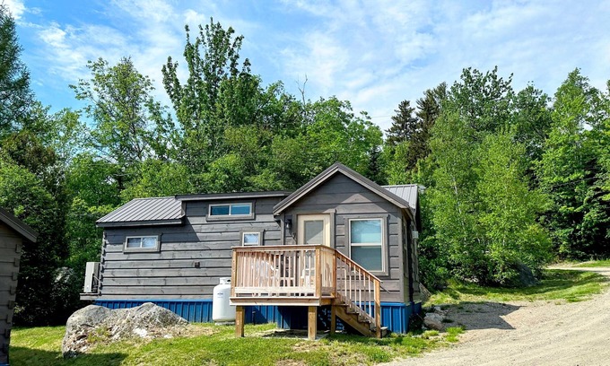 Twin Mountain Cabina | BMV7 Awesome "Tiny Home" A/C, Mountain Views, Minutes to Skiing, Hiking, Attractions, Dog Friendly!