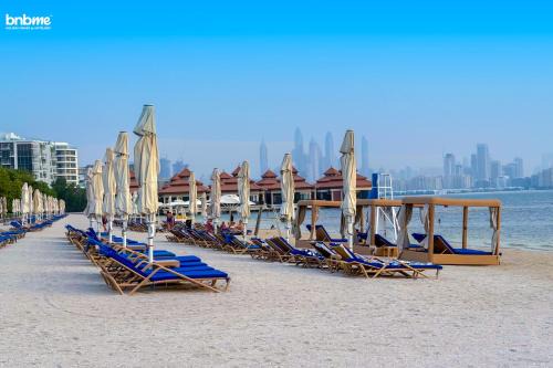 Palm Jumeirah Apartamento | bnbme - Luxury 2BR Anantara Palm Apt Beachfront Lagoon Pools Balcony & Spa Access