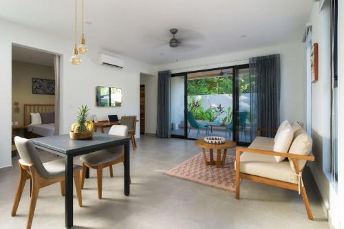 Playa Langosta Apartamento | Bo Jungle - Steps to Tamarindo Beach - Surf Pool 1