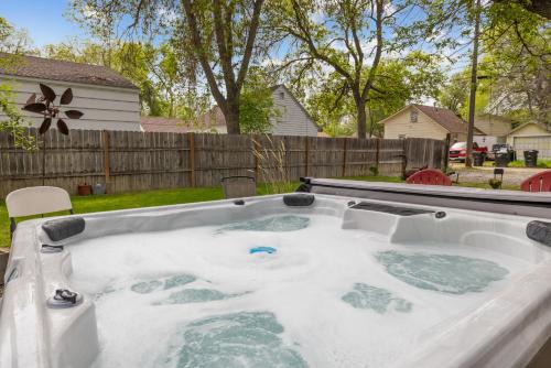 Central - Terry Apartamento | Bo's Rusty Relic Central Billings near park, hospital, shared hot tub, sauna