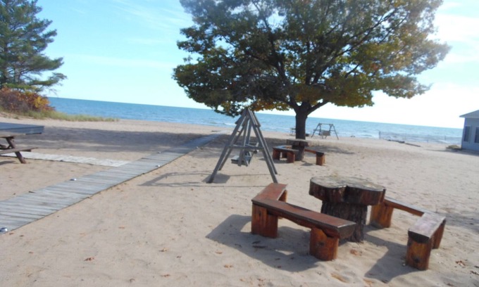 Oscoda Cabina | Board Walk Beach 2 Tree House one of 3 cabins on Lake Huron