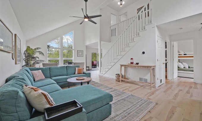 Mayfield Casa | 🌅 Boardman Lakeview Retreat close to Downtown TC ➠ 800