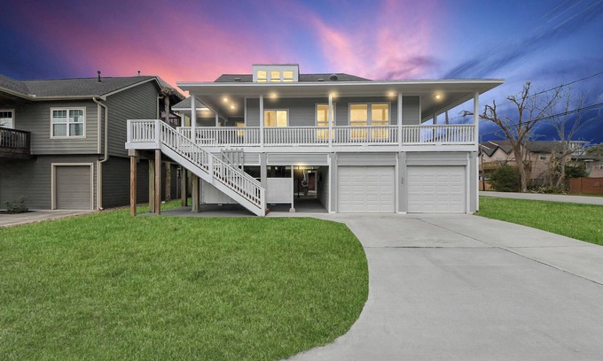 Kemah Casa | Boardwalk Bungalow: Family Fun For All - Sleeps 10 - Walk to the Boardwalk