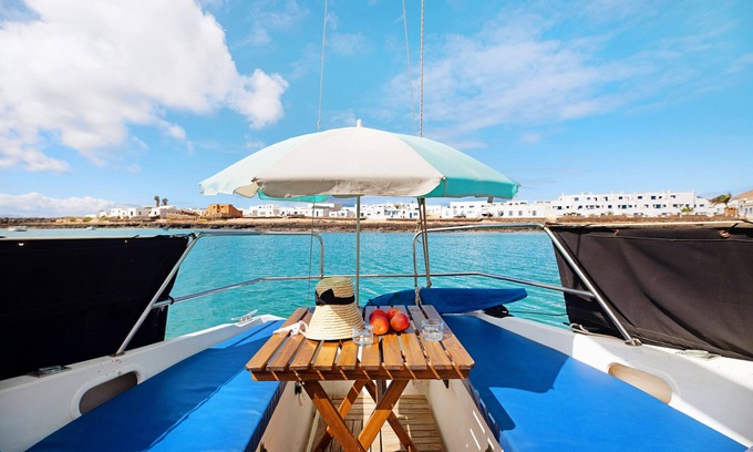 Caleta de Sebo Alquiler De Eote | Barco 'Babieca' con vistas al mar y cubierta abierta