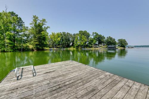 Dandridge Casa | Boat Dock Family-Friendly Douglas Lake Home!