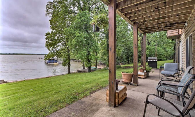 Dennis Apartamento | Boat Dock & Fire Pit: 'Sunset Cove' Lakefront Gem