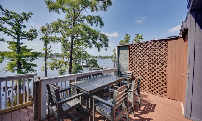 Elizabeth City Condominio | Boat & Fish: Waterfront Gem on Pasquotank River!