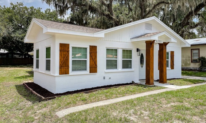 Leesburg Cabaña | Boat friendly cottage close to Harris Chain of lakes and Disney World