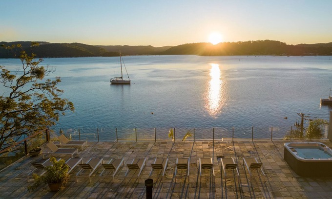 Little Wobby Casa | Boat House on Hawkesbury - heated pool, spa and stunning views