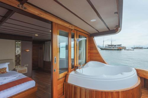 Legian Alquiler De Eote | Boat Komodo Tour