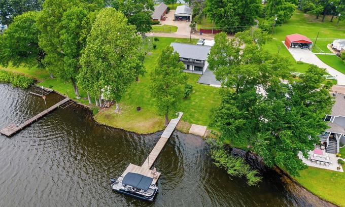 Lone Star Casa | Boat Ramp, Kayaks, BBQ Grill, King Bed!