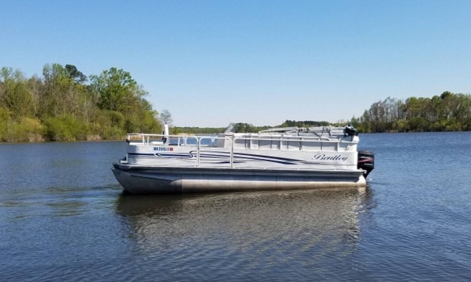 Summerton Alquiler De Eote | BOAT Rental Only - Bentley Pontoon with new Garmin electronics