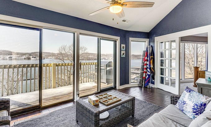 Lake of the Ozarks Condominio | Boat, Swim & Enjoy Lake Views: Osage Beach Retreat