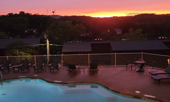 Lake Ozark Condominio | Boat, Swim, Fish, Golf while staying in a cozy condo