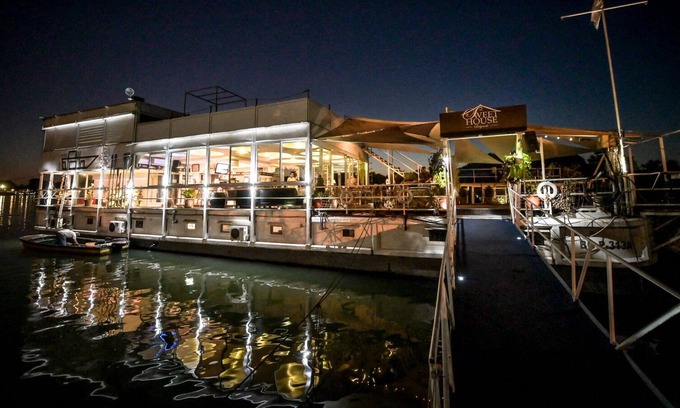 Stari Grad Alquiler De Eote | Boat with rooms on the river
