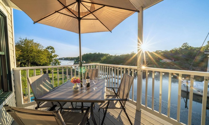 Momauguin Casa | Boater's paradise 3-bedroom waterfront home clean, modern, private