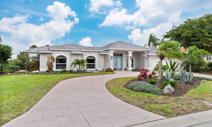 Longboat Key Casa | Boater’s Paradise–Pool & Dock, Walk to Beach Seas the Day: Home in LBK by RVA