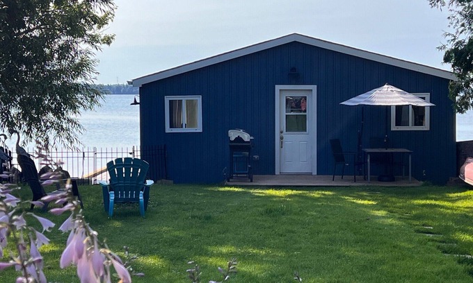 Innisfil Cabaña | Boathouse Escape on Lake Simcoe! Perfect couples (+1) retreat 1 hour from GTA