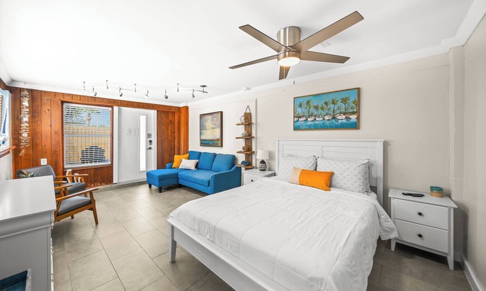 Orlando Beach Condominio | Boathouse Inspired Riverfront Villa- Steps from Private Beach Access, Fire Pit, & BBQ Grills