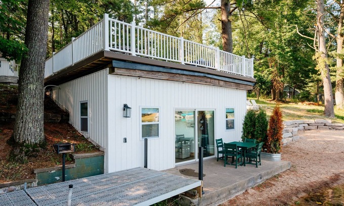 Mayfield Cabaña | Boathouse on Arbutus Lake