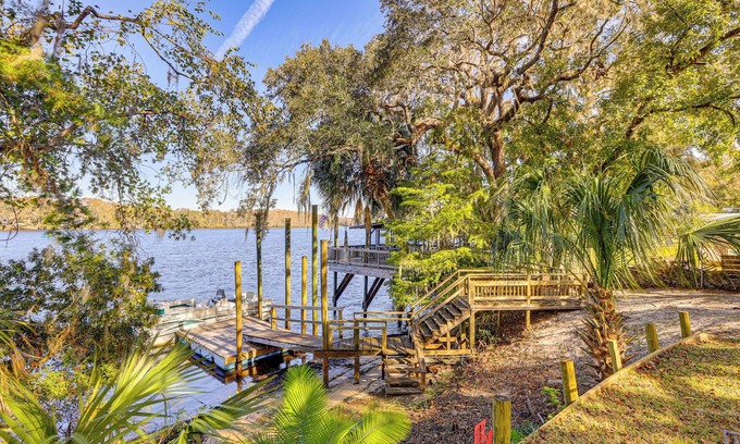 Chiefland Casa | Boathouse w/ Screened Porch: Riverfront Escape!