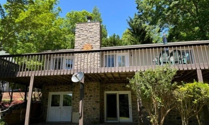 High Point Casa | Boats N Oats: Great family getaway, wifi, gentle lot, kayak