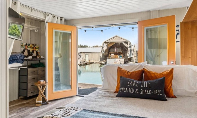 Bayview Apartamento | Boats ‘N Rows ~ Bayview Floating Cabin