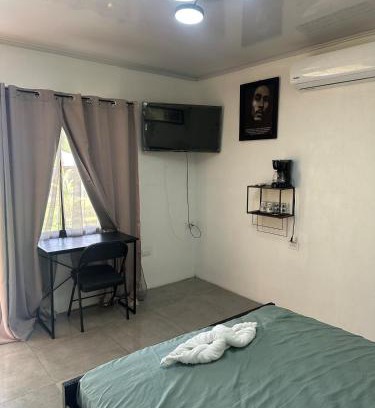 Puerto Viejo de Talamanca Casa | Bob Marley Room, beautiful cabin surrounded by Jungle