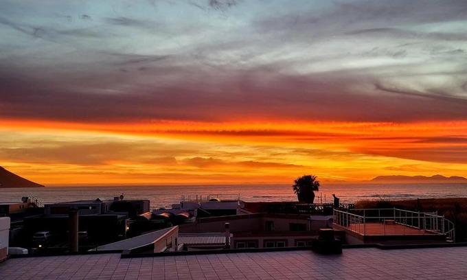 Gordons Bay Central Apartamento | Bobby's Place (Self - Catering Apartment)