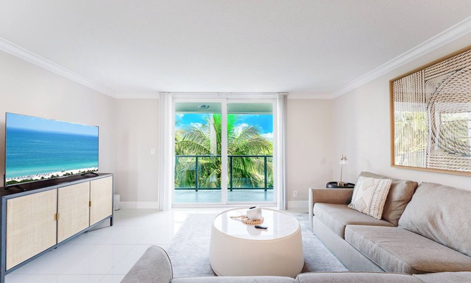 Boca Raton Condominio | Boca Raton Escape Pool Directly Across from Beach
