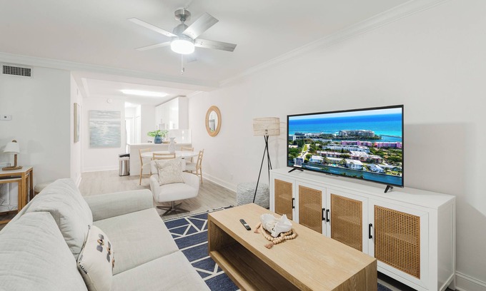 Boca Raton Apartamento | Boca Waterfront Oasis: Walk to Beach + Pool, Hot Tub, Gym