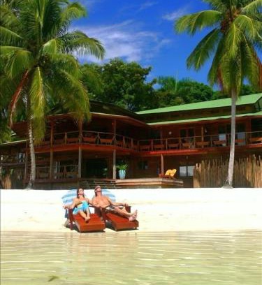 Carenero Island Cama Y Desayuno | Bocas Beachfront Lodge Spacious Corner King Suite Ocean View Sand Level