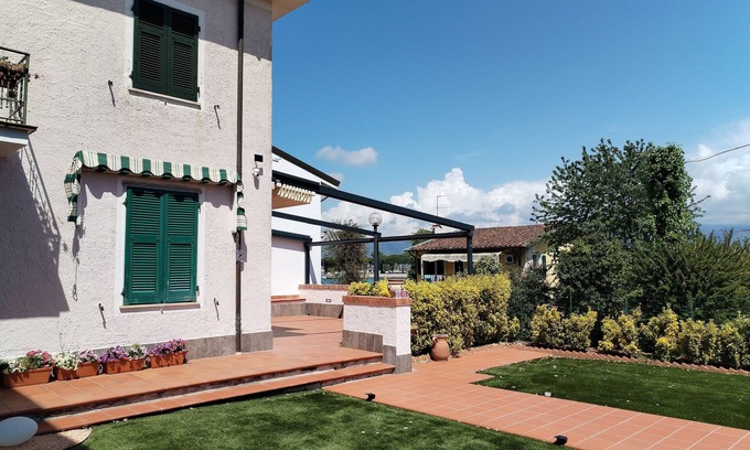 Bocca di Magra Apartamento | Bocca di Magra semi-detached house with large terrace