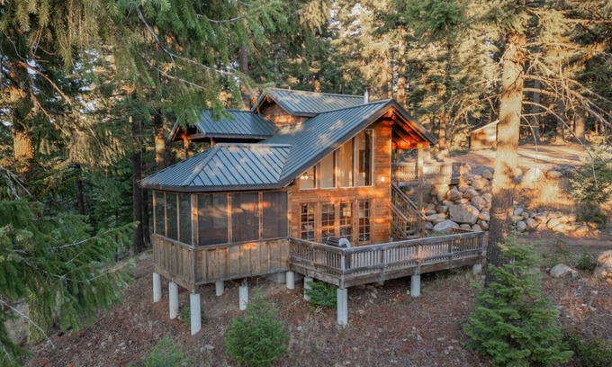 Ashland Cabina | Boccard Point Cabin w/ Jacuzzi and Wood Stove at Green Springs Inn