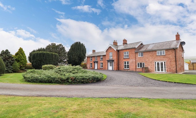Trefeglwys Cabaña | BODAIOCH HALL, pet friendly, luxury holiday cottage in Caersws