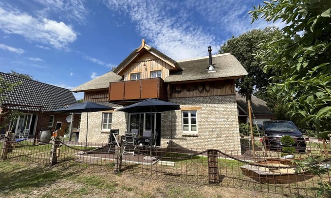 Born auf dem Darss Casa | Casa de vacaciones con techo de paja, amueblada de forma individual y cómoda, con vistas a la bahía, terraza y balcón, zona de barbacoa y parque infantil