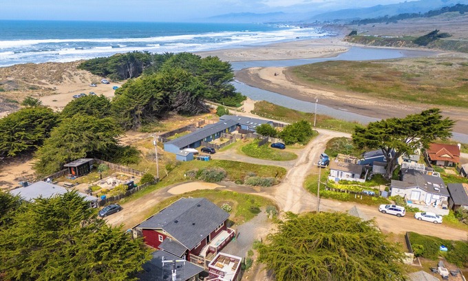 Salmon Creek Casa | BodegaBreeze~Chill Coastal Home+Studio -Bodega Bay,Walk to Beach/HotTub/WiFi