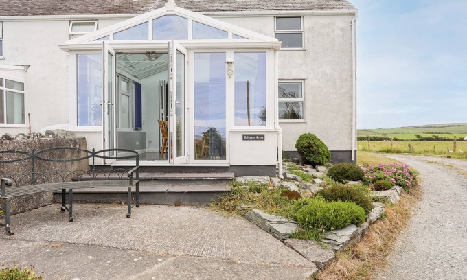 Holyhead Cabaña | BODLASAN GROES COTTAGE, pet friendly, with a garden in Llanfachraeth
