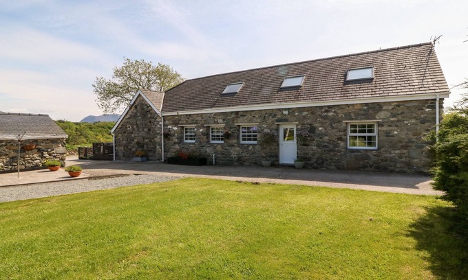 Pont-rug Cabaña | BODRUAL COTTAGE, family friendly, with hot tub in Caernarfon