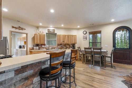 Cascade Casa | Bogie Bungalow - Walk to lake, bar & restaurant - Near golf course - AC - Fireplace - Pet Ok