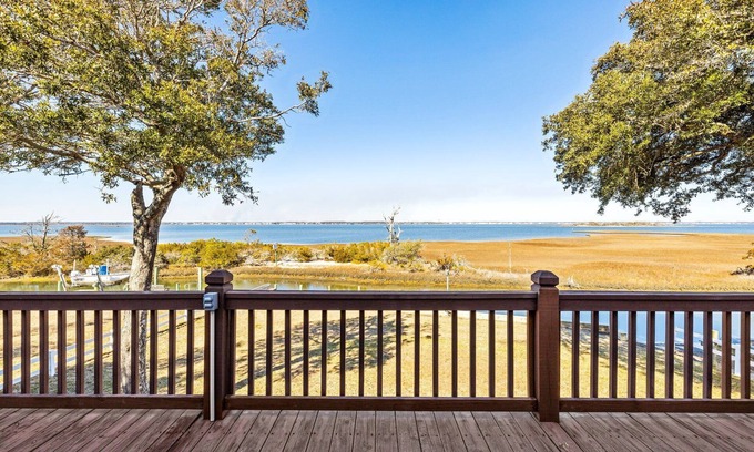 Emerald Isle Cabaña | Bogue Sound Cottage with Boat Dock