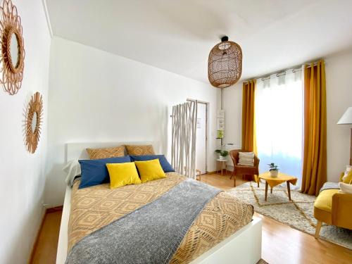Sens Apartamento | Bohemia - By BEST KEYS - Idéal Pro & Couple - Cosy - Centre Ville - SMART TV - Machine à Café Nespresso - Netflix & WiFi Fibre - Check-in Autonome - Parking Facile & Gratuit - Confort & Équipements Premium